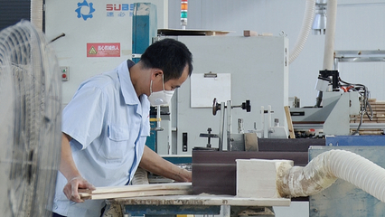 落实“三个推进年”｜港艺家具 首批入园 率先投产家具加工